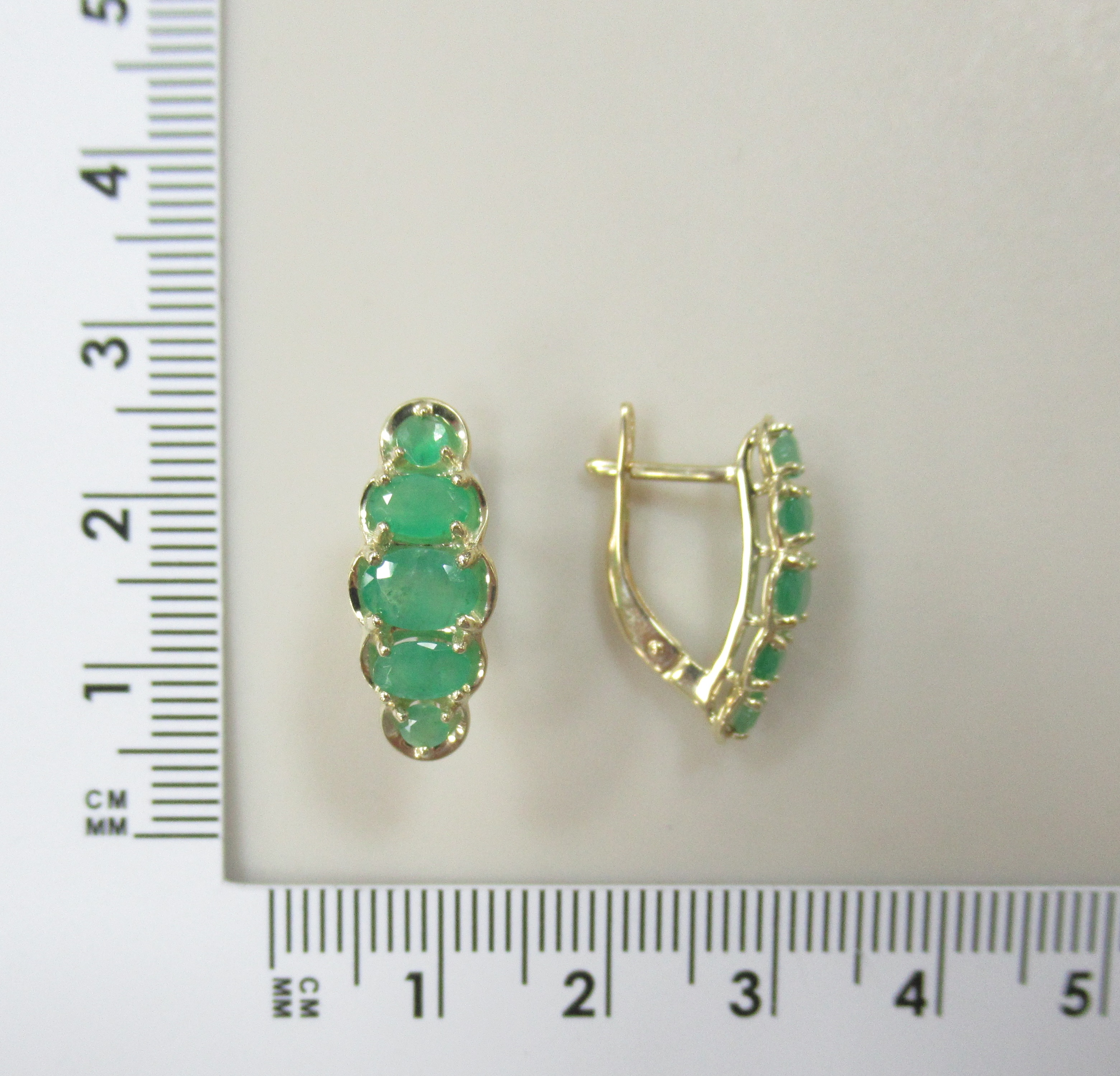 Серьги из желтого золота с изумрудами